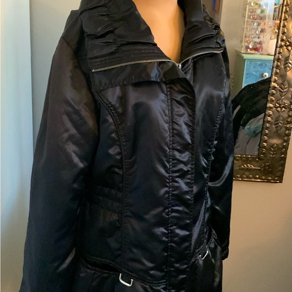 JACKET BLACK SATIN PUFFER STYLE WITH FANCY COLLAR AND BACK. SIZE LARGE - Picture 1 of 7